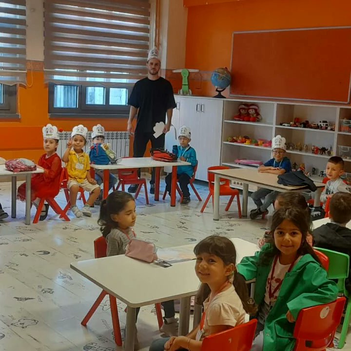 Anasınıfı miniklerimizde uyum haftası eğitimlerine başladı.  Miniklerimizin uyum haftasından renkli görüntüleri.