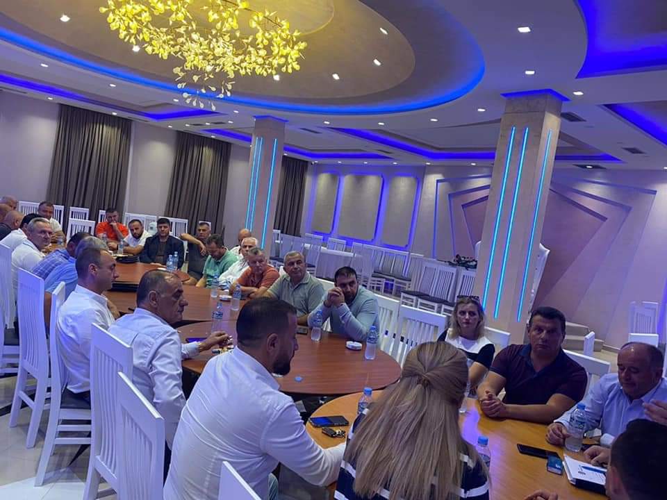 MHajdarmataj's tweet photo. Baza e PD pregatitet për aksionin politik.
Grupi i punës bashkë me Kryesinë e PD/Dega Paskuqan diskutuan për çështje që kanë të bëjnë me fuqizim dhe rivitalizim i strukturave për një përballje të vërtetë opozitare me regjimin e Ramës.
#shqipërianërrezik 
#takimmestrukturat https://t.co/jIU4LNRiTG