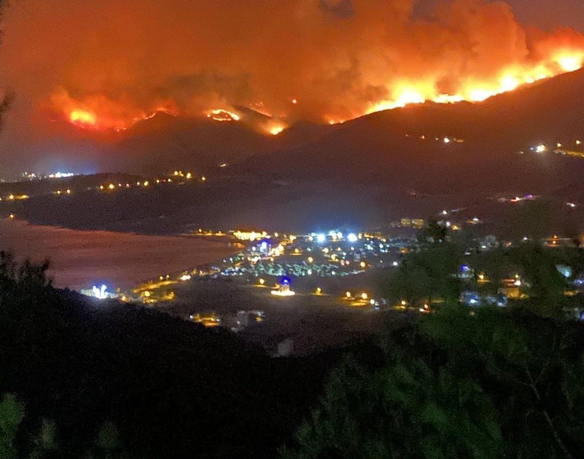 Mersin'deki orman yangını devam ediyor. Rüzgar maalesef çok kuvvetli... Gece kızıla döndü... 😔 #Mersin #Mersinyaniyor