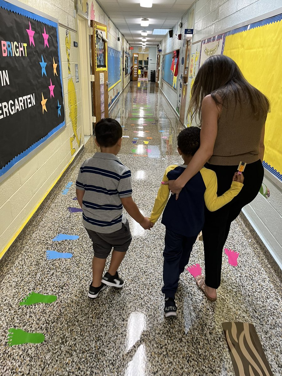 LyncrestSchool's tweet photo. Makes my heart happy… ELL teacher, Diana Castro, helping to transition a new student into school with a buddy. #lyncreststars @senoralopez https://t.co/F6q91sTs1K