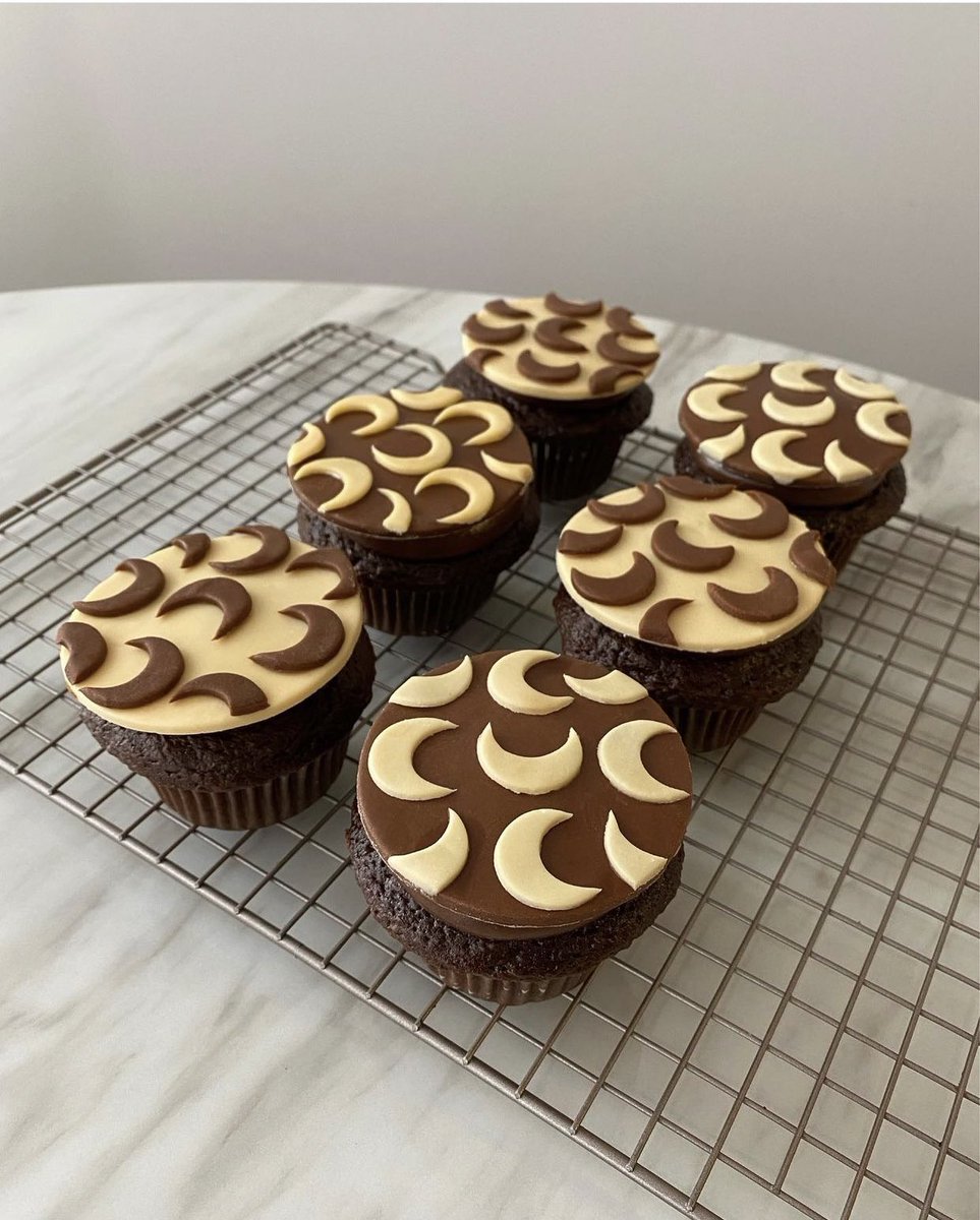 over the moon cupcakes 🌙