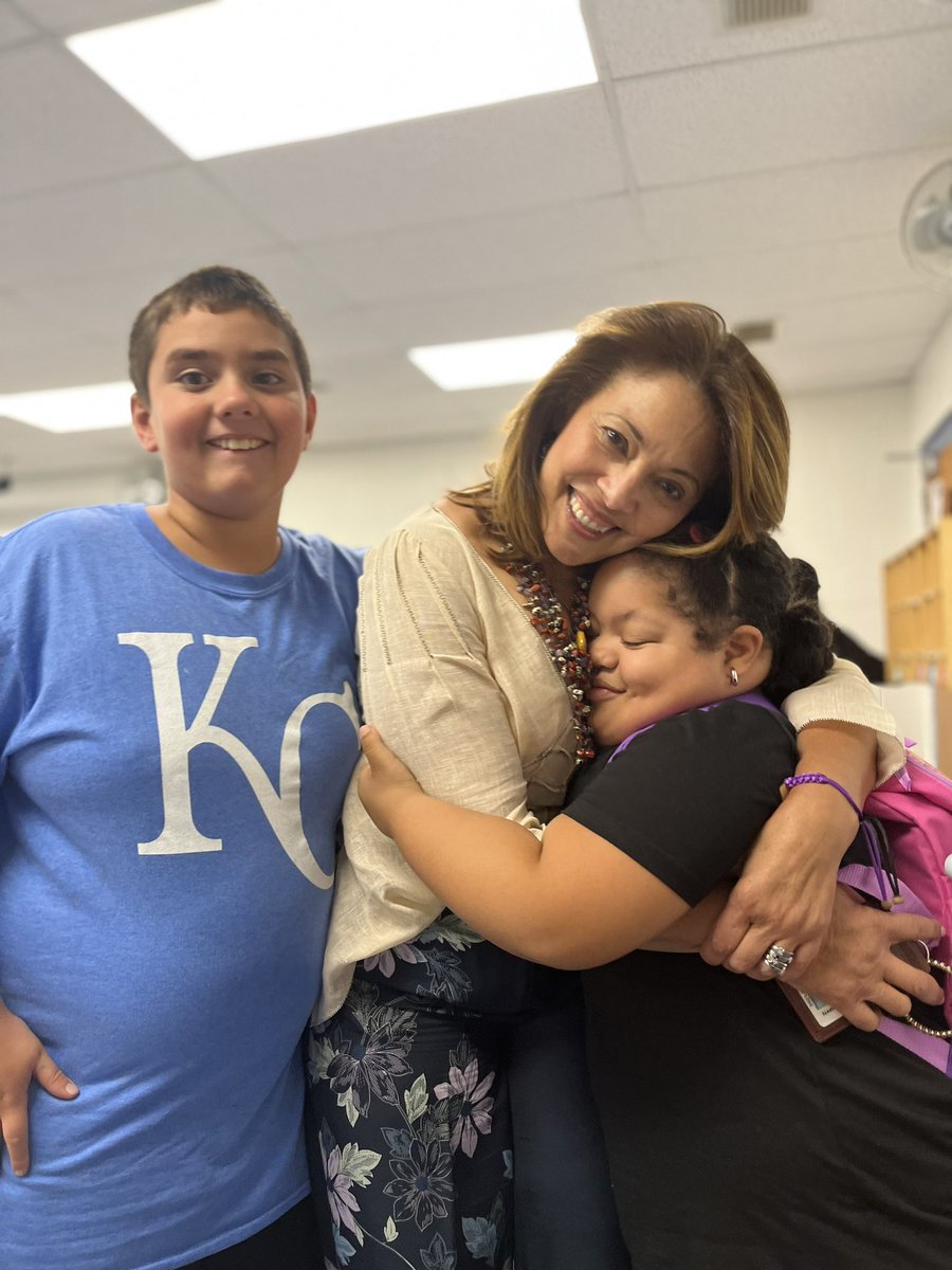 MrsDonohueEF's tweet photo. There’s no #1stDayJitters here❗️Room 124 had a #terrifictiger day seeing old friends & welcoming new ones too 🥰 who knew day 1 could be so much fun 📚✏️📓#onesuffern #firstdayofschool #newfriends @CherryLaneES @SuffernCSD https://t.co/OHCpffXut4