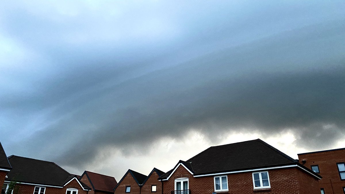 gledhill's tweet photo. @MetJam_ not quite the standard of the amazing pics you usually share but is this one of these shelf clouds I’ve been reading so much about? Just on the leading edge of tonight’s south coast thunderstorm. https://t.co/z5O17Y1cGM