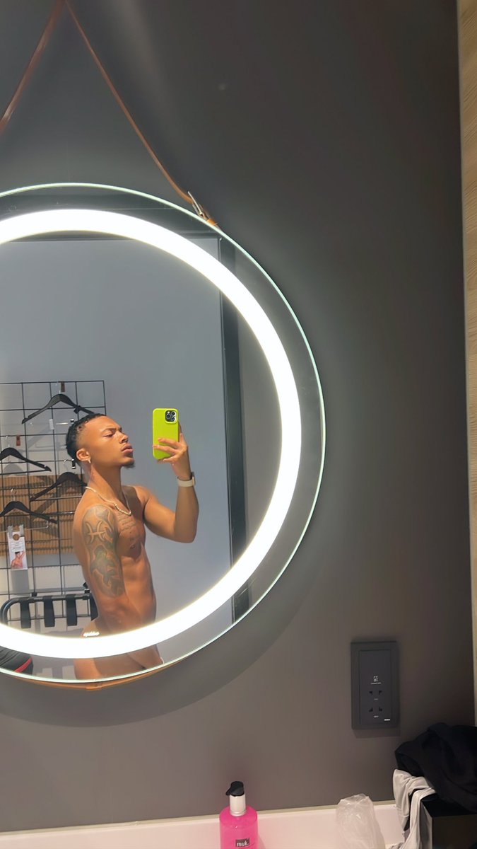 T🌬🍃 on Twitter "It’s hump day 😏"
