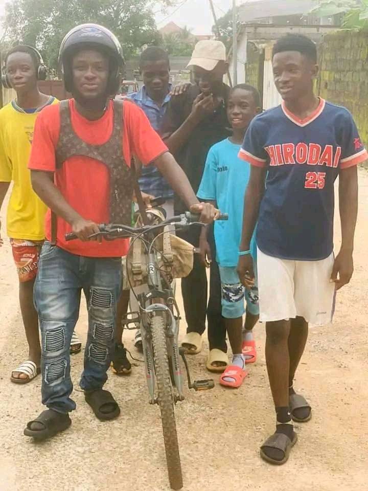 GuineeBuzz's tweet photo. 🔴📢#Conakry : Sans papier, lui aussi s'est lancé le défi d'aller aux #USA 🇺🇸 à vélo... pour battre le record #LeNomade qui a fait #Belgique-#Guinee à vélo😎😂

#TL224, Un conseil pour lui... https://t.co/Ff1B6e5Zla