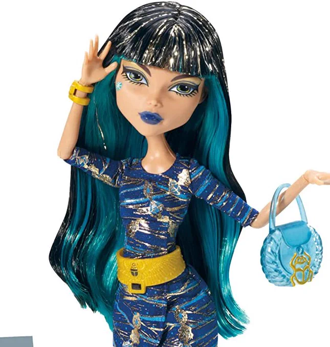 I love looking at them Monster High dolls and just using them as hair color/cut inspo. Funny thing is I did color some hair strands of this blue when I was younger lmao 