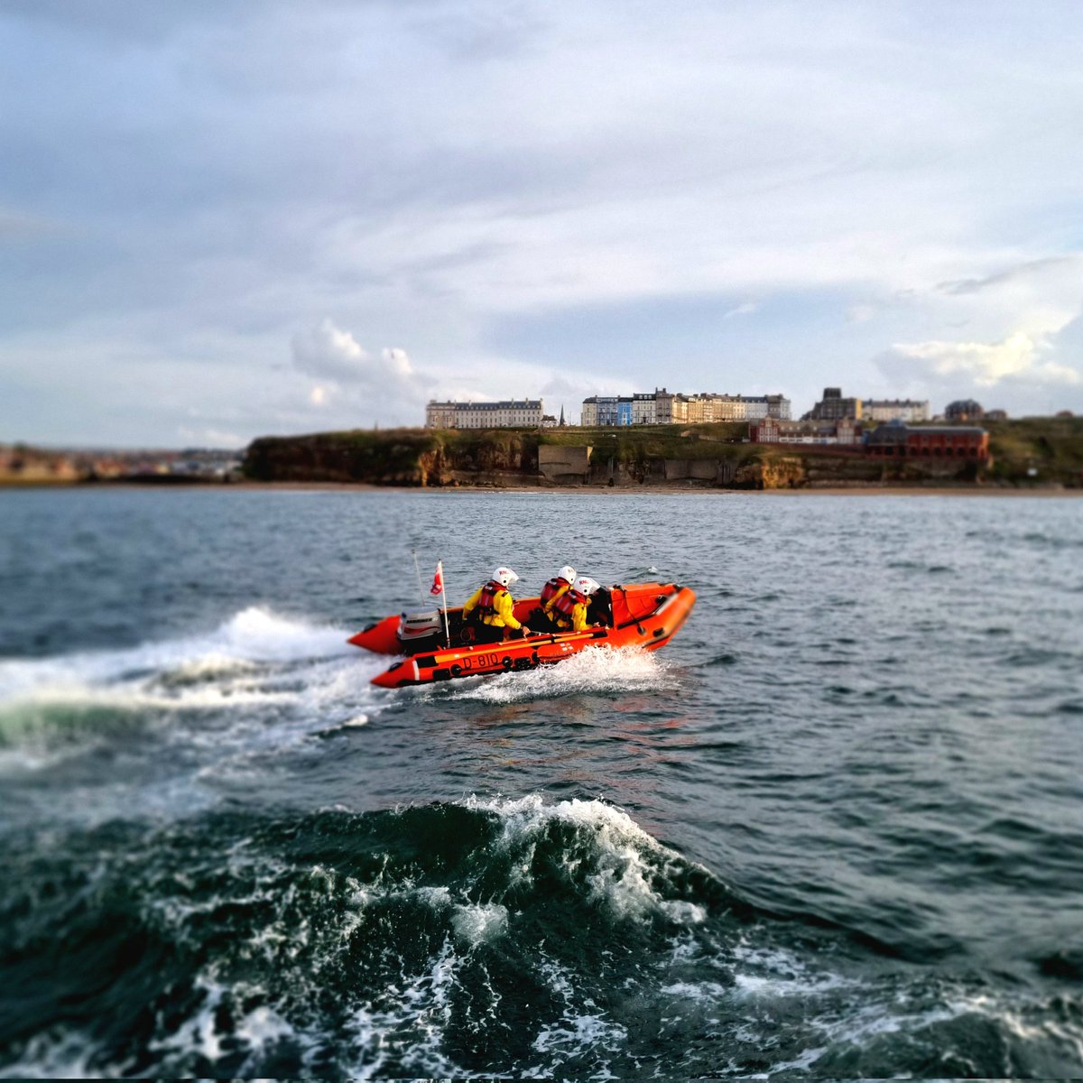 gizmo_693's tweet photo. Nice "drive" by from the @WHITBYRNLI inshore lifeboat while out on the wildlife cruise this evening #Whitby #RNLI https://t.co/A5iZxwuRQU