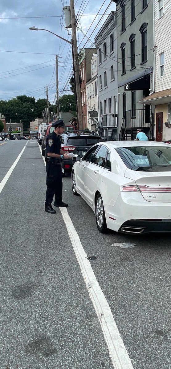 NYPD120Pct's tweet photo. Great job by Nypdauxiliary distributing some #Gunstop flyers in #Stapleton. There is a $1,000 REWARD for information leading to the arrest of anyone who possesses an illegal Handgun 1-866-486-7867 https://t.co/5sDehQ3Qwo