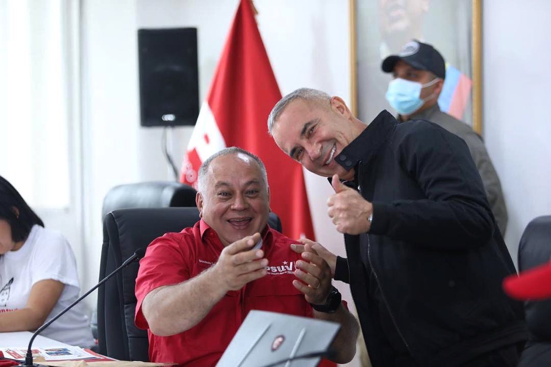 Cuando lo sonrisa sale del corazón, la hermandad se crece en cada ocasión. ¡Un gran abrazo hermano de la vida <a href="/dcabellor/">Diosdado Cabello R</a>!
