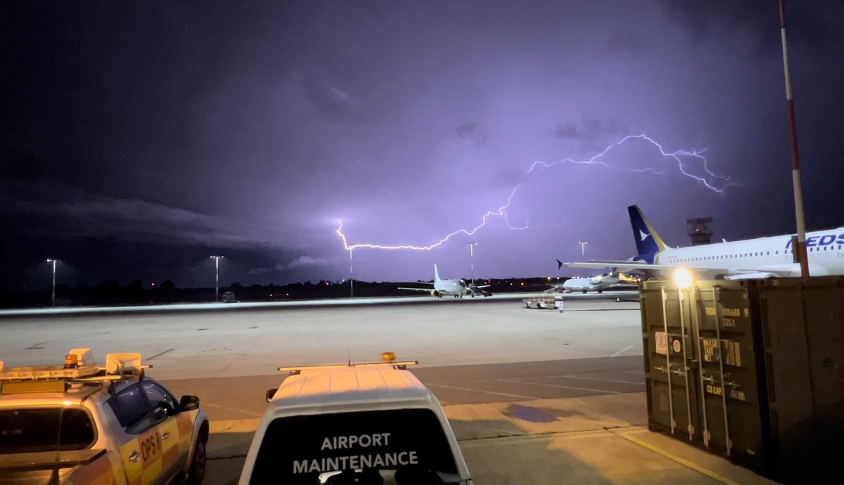 Lightning over Southend Airport 😍