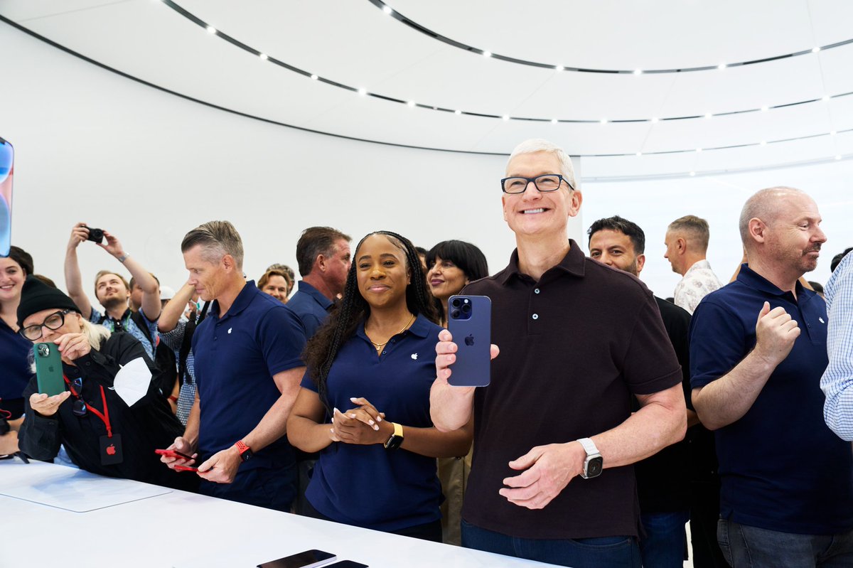 Tim Cook tweet media