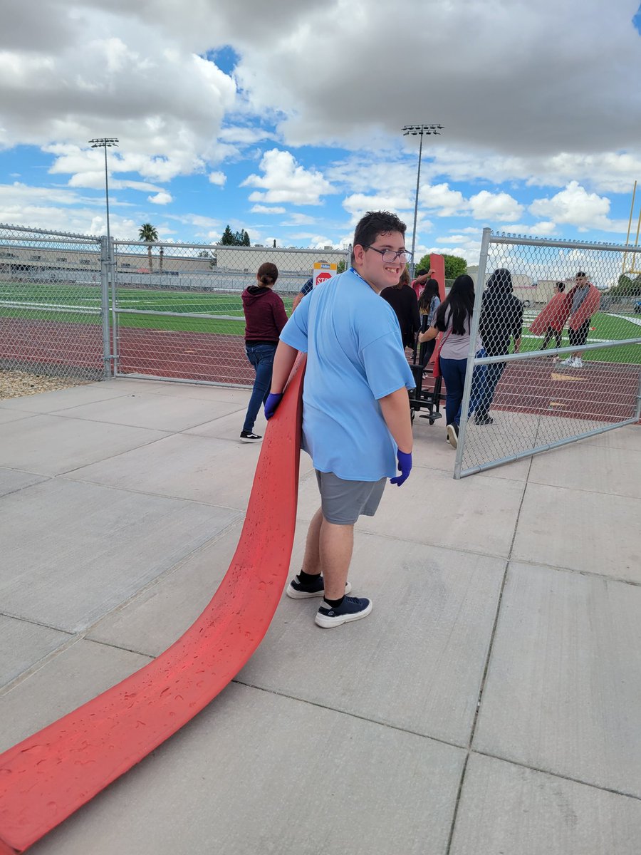 elbigfred's tweet photo. Our students gaining work experience, while helping our school athletic teams. They also helped set up the field for our afternoon football game. https://t.co/FxgHl4eCAH