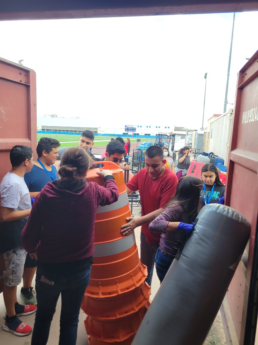 elbigfred's tweet photo. Our students gaining work experience, while helping our school athletic teams. They also helped set up the field for our afternoon football game. https://t.co/FxgHl4eCAH