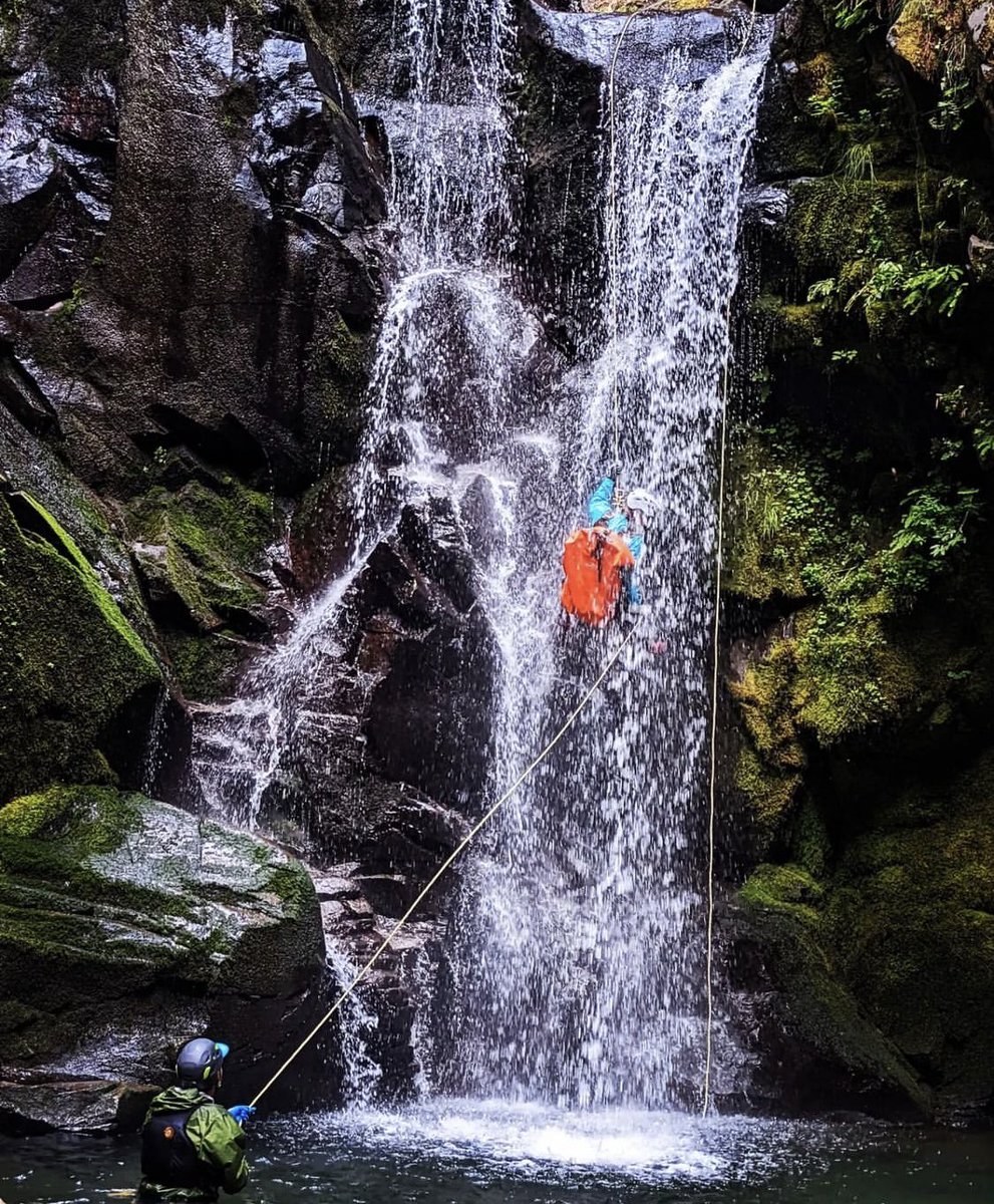 Check out @bonbonbordercollie/IG descending with our Westwater Backpack equipped - keeping everything safe and dry while the falls don't let up! 

📸 © @seberia8/IG