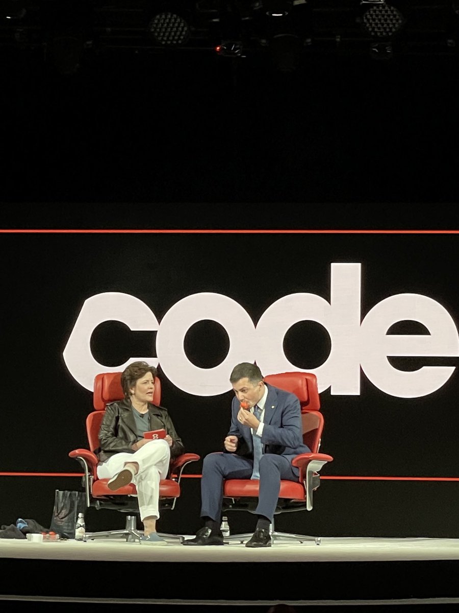 shernazdaver's tweet image. ⁦@PeteButtigieg⁩ eating an organic strawberry with ⁦@karaswisher⁩.  Only at #code2022!