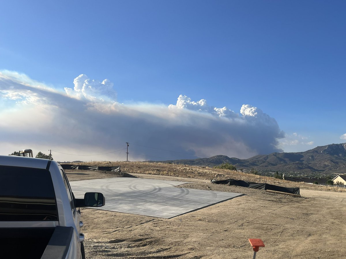 mac5779210's tweet photo. View of the two headers from Lake RiversideEstates. #FairviewFire https://t.co/9mI1xLOqVP