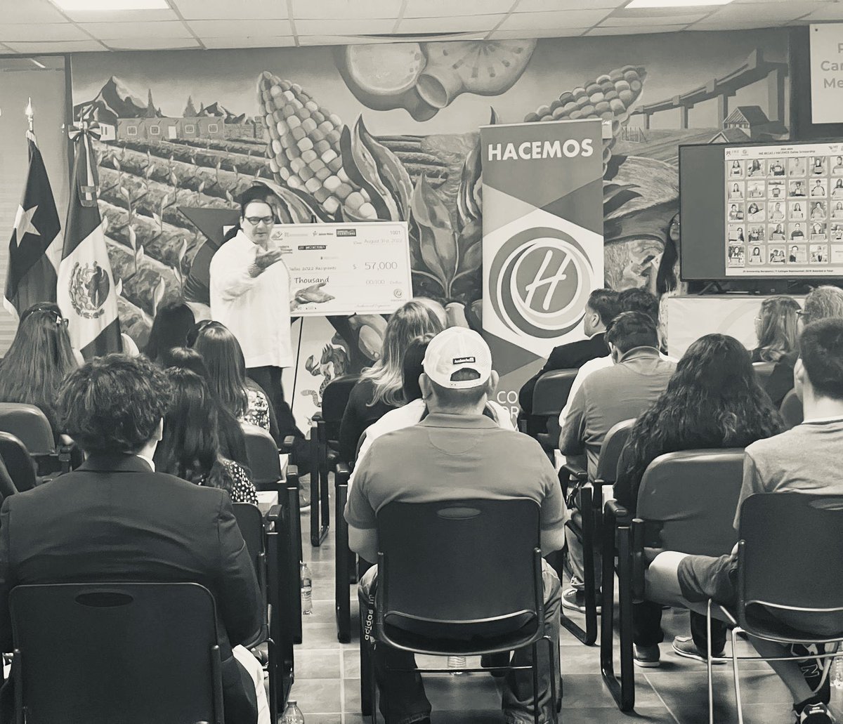 fdelatg's tweet photo. Extraordinaria y emotiva ceremonia #IMEBecas @HacemosDallas @VoeDallas esta tarde  @ConsulMexDal con entrega de 💻 @CocaColaSWB @arcacontal a extraordinarios estudiantes de origen mexicano. Gracias todas/todos los que hacen posible seguir apoyando sueños educativos cambian vidas https://t.co/sfw4yaDH3v