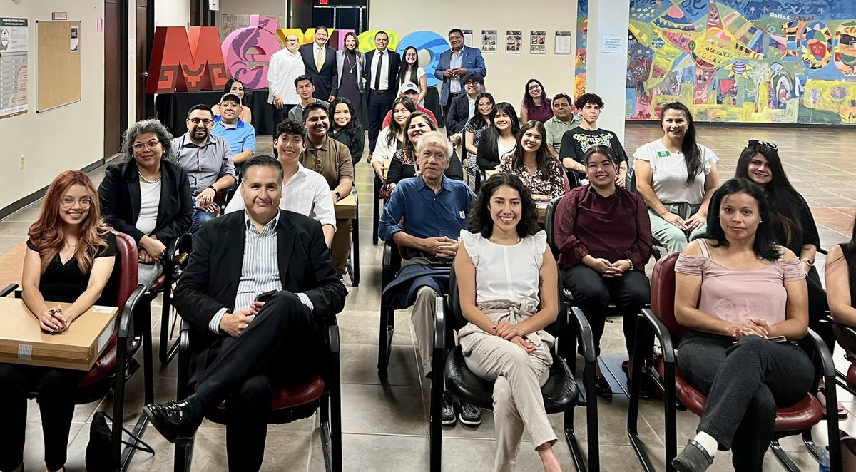 fdelatg's tweet photo. Extraordinaria y emotiva ceremonia #IMEBecas @HacemosDallas @VoeDallas esta tarde  @ConsulMexDal con entrega de 💻 @CocaColaSWB @arcacontal a extraordinarios estudiantes de origen mexicano. Gracias todas/todos los que hacen posible seguir apoyando sueños educativos cambian vidas https://t.co/sfw4yaDH3v
