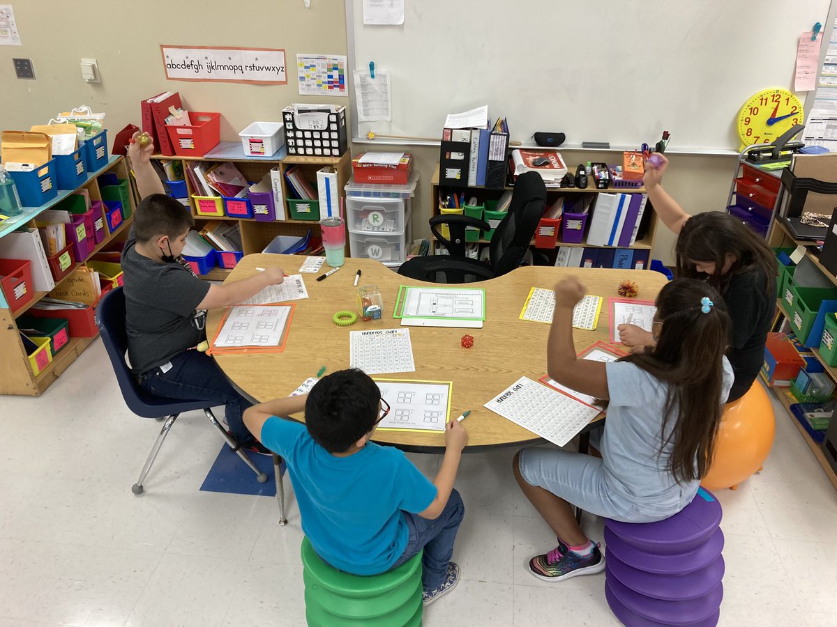Batch1182's tweet photo. Representing and composing double digit numbers while showing off our regrouping skills! @richey_elem #gainingindependence #mathtoolsarecool https://t.co/lNGZUyVCO4