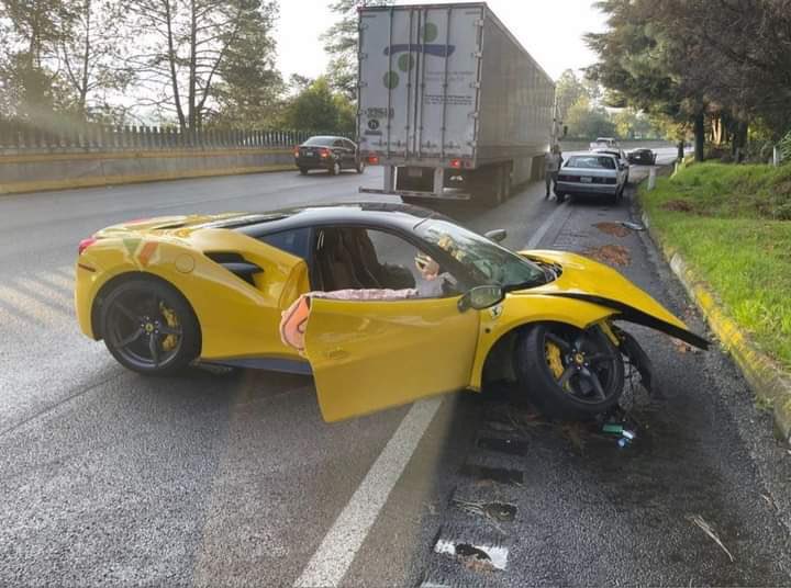 OMAR_PATINO's tweet photo. Se registró el Choque de Ferrari 488 GTB en la autopista México-Cuernavaca, https://t.co/rsyckLWo1e