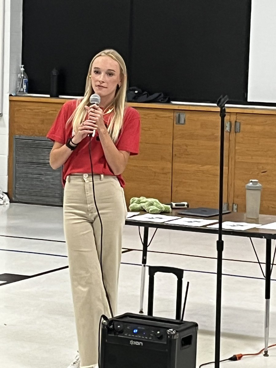 jayelliott40's tweet photo. @Westgate66 hosted our first Gators of the month assembly today. Big thank you to Westside Cross Country Team, Coach Gosnell and  @WestsideTrakGuy for allowing runners to come over to talk to students.  Their passion for running and support of teammates was a great message! https://t.co/ZfMvNgzeCb