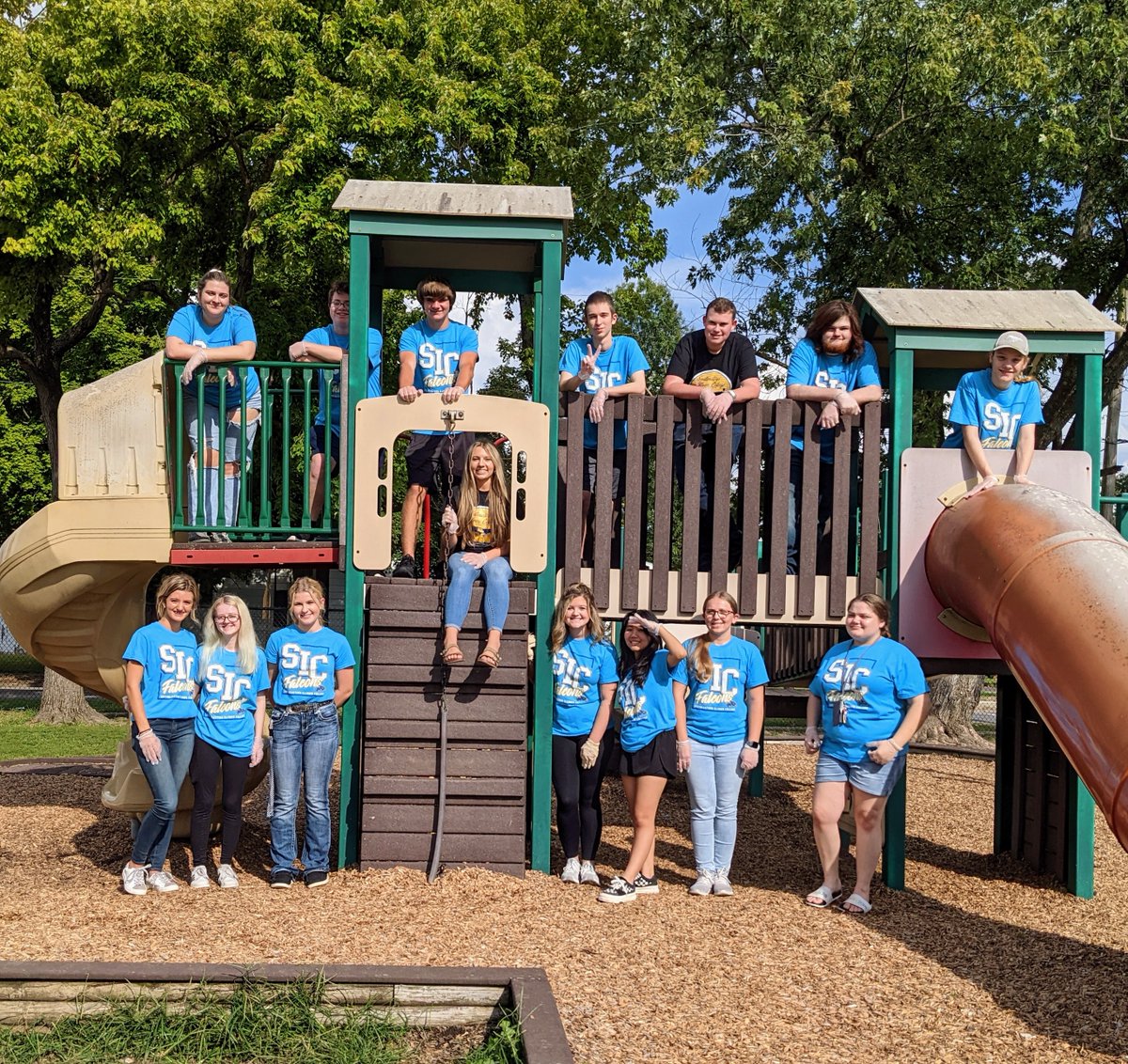SIC_EDU's tweet photo. Yesterday students who are enrolled in SIC's ACE program rolled up their sleeves and cleaned up the playground area at Harrisburg's West Side Primary School. Community Service acts such as this are a component of the class. https://t.co/YqhO087g6S