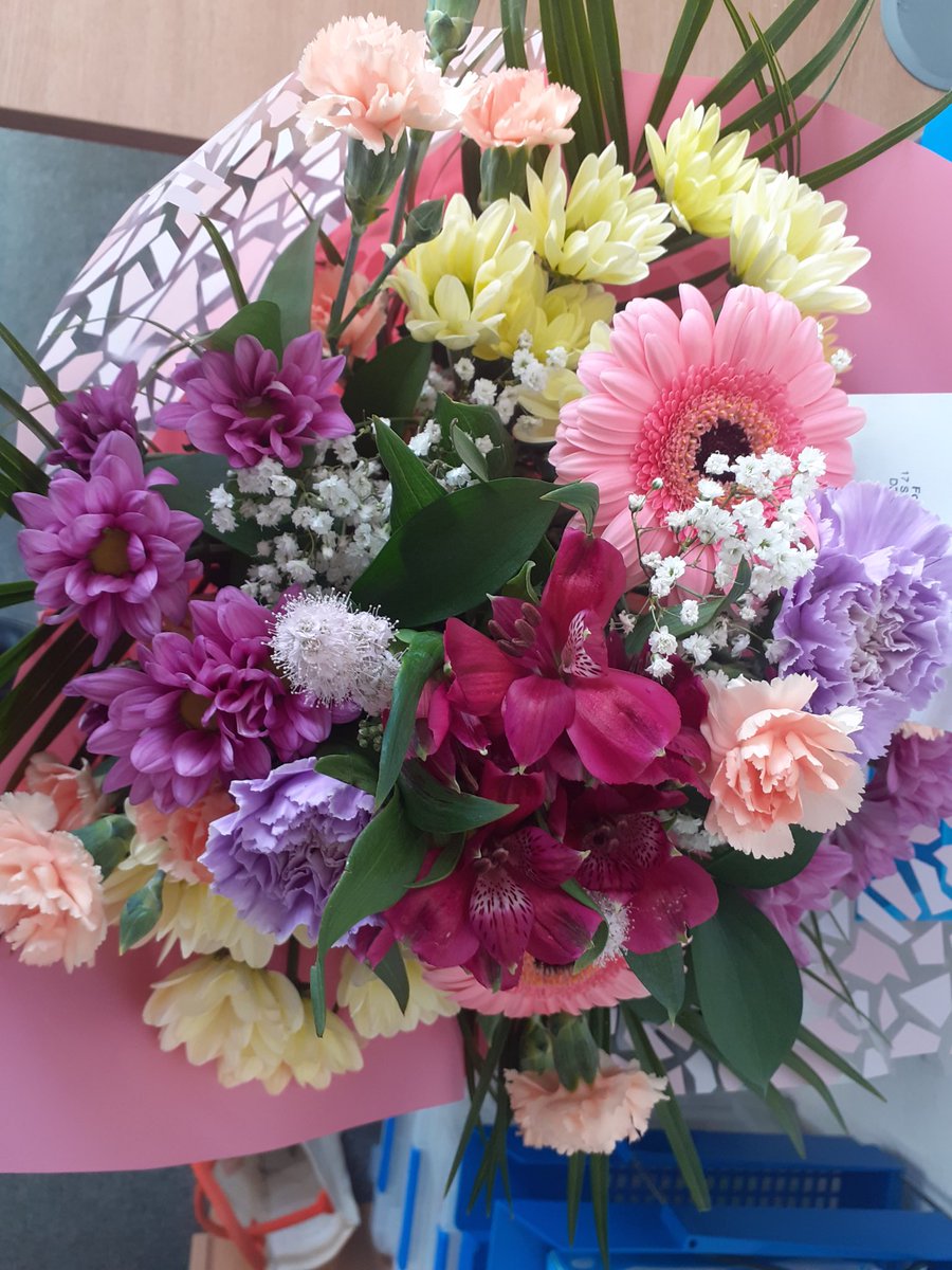 HarrisTogether's tweet image. At Harris we enjoy working with our local community. Roxburgh House is located next to our Elliot Road facility. We like to let patients and staff know they are in our thoughts. Here is a photo of this months floral arrangement that we gifted to Roxburgh House @harrisacdundee