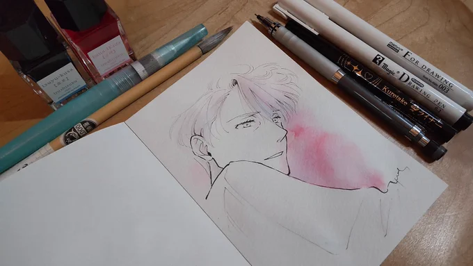 あなろぐおえかき髪の毛はMARVYの0.03で描いてみた……ずいぶん使ってるのにペン先のヤレ感なく、しっかり固いまま!珍しく水筆も塗りに使ったので画材として置いてみたけど、画面のごちゃ感ひどいなwww 