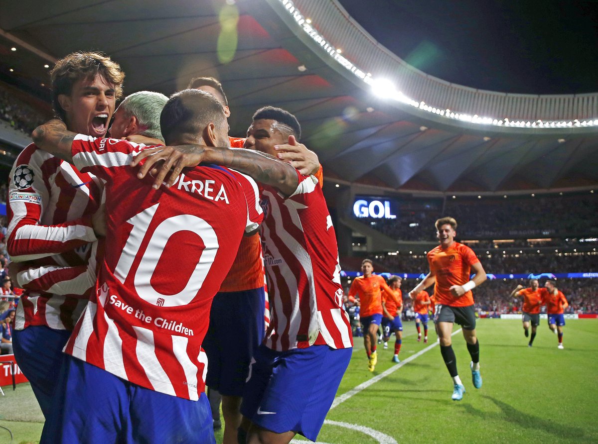 Atleti's tweet photo. Solo necesito tres cosas para vivir: El sol que ilumine mis días, la luna para mis noches y al Atleti para toda mi vida. https://t.co/KVKtPQbTg1