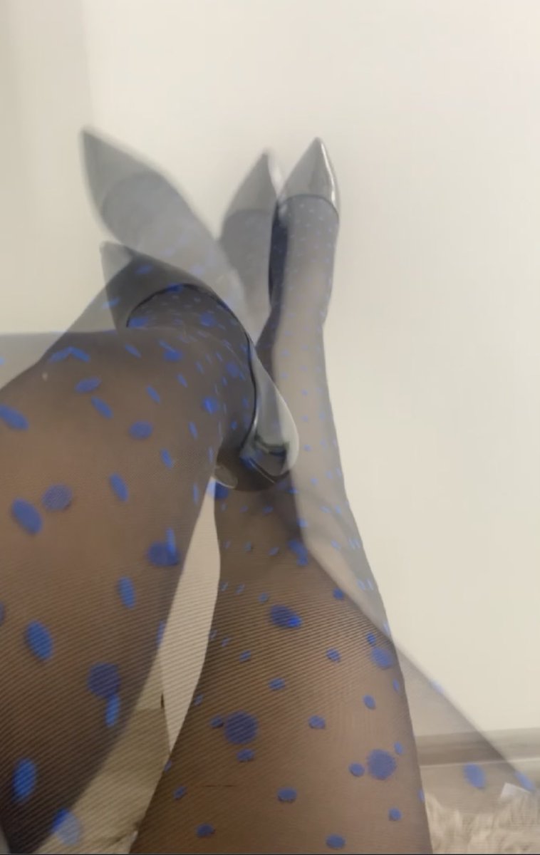 BellaDeEeeeeee's tweet photo. Show up your wallet ..  now lay it at my feet ! https://t.co/i7U1wKWIpt https://t.co/Wdw8CdHFol