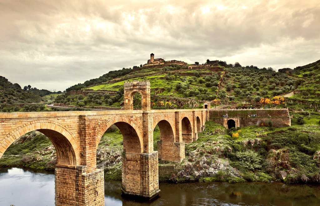 VientuNordes's tweet photo. Feliz día de Extremadura a todos nuestros vecinos extremeños, habitantes de una hermosa tierra con la que los leoneses, zamoranos y salmantinos compartimos importantes lazos históricos y culturales. https://t.co/v7uyt8PJA8