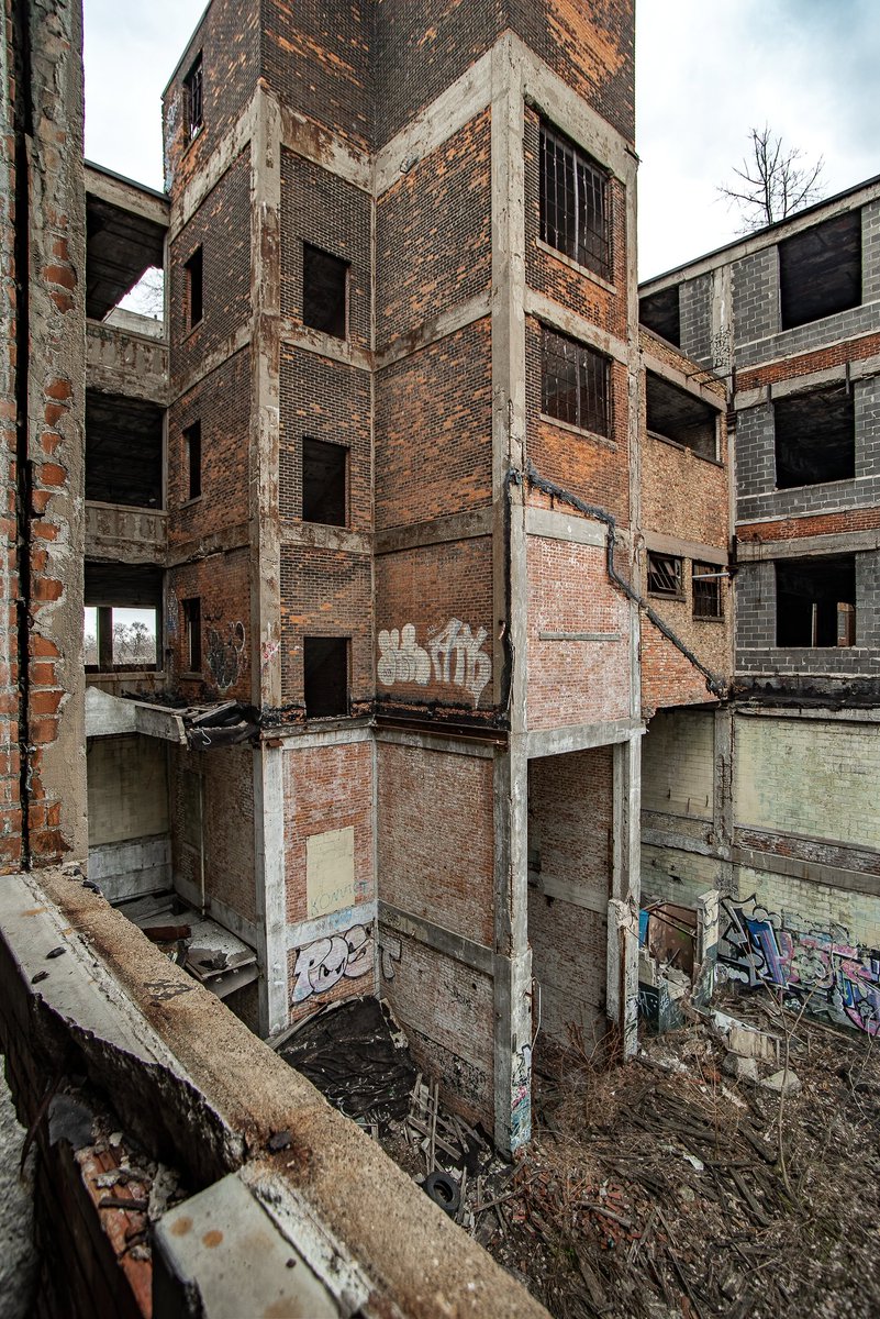 ExploresMr's tweet photo. A small sampling of the geometry inside of Detroit, Michigan's iconic Packard Automotive Plant. https://t.co/9x9qfXkgOO