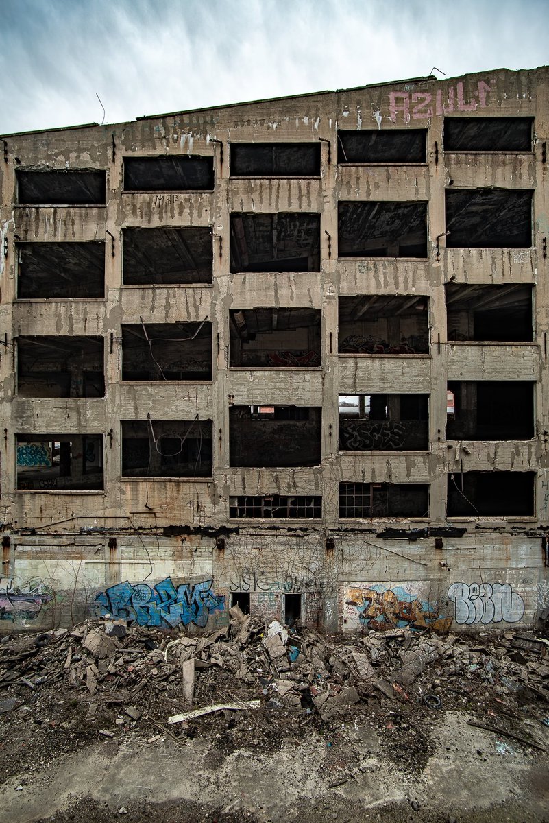 ExploresMr's tweet photo. A small sampling of the geometry inside of Detroit, Michigan's iconic Packard Automotive Plant. https://t.co/9x9qfXkgOO