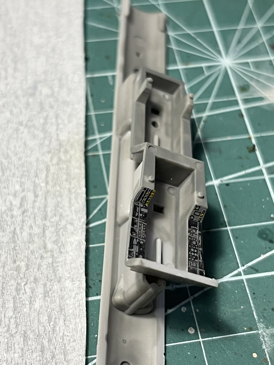 DEVIgti's tweet photo. #F18F
#スーパーホーネット 進捗
おはよう御座います😃
サイドコンソール取り付けてみました
ベースよりエッジングパーツが少し長いので座席💺後ろのバルクヘッドにスリットを入れて納めました♪ https://t.co/zR6CnSiU2J