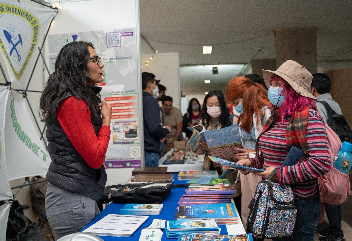 AIMMGM_Nacional's tweet photo. Reciben premio estudiantes de las carreras en ciencias de la tierra que participaron en Kathoot en el stand de la #AIMMGM, dentro del marco de la JORNADA MINERO METALÚRGICA que se lleva a cabo en la Facultad de Ingeniería de la UNAM.@saimmunam https://t.co/VEhF6qeJFP