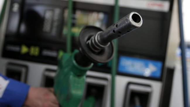 Cooperativa's tweet photo. Por fin: Después de nueve meses, bencinas bajarán hasta 1,3 pesos por litro este jueves #CooperativaContigo https://t.co/4lILQyjqvS https://t.co/XzGdpsjiFO