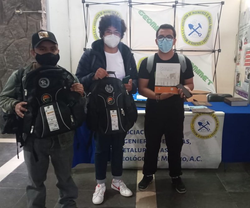 AIMMGM_Nacional's tweet photo. Reciben premio estudiantes de las carreras en ciencias de la tierra que participaron en Kathoot en el stand de la #AIMMGM, dentro del marco de la JORNADA MINERO METALÚRGICA que se lleva a cabo en la Facultad de Ingeniería de la UNAM.@saimmunam https://t.co/VEhF6qeJFP