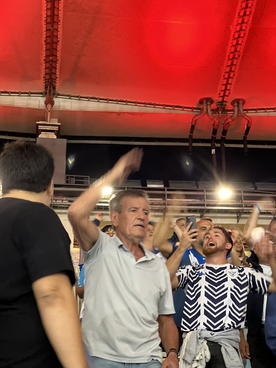 camuriveros's tweet photo. Raul, velez y el maracana. Aprendan de el, manga de caretas. Dale velez https://t.co/Oyf2AkXsYy