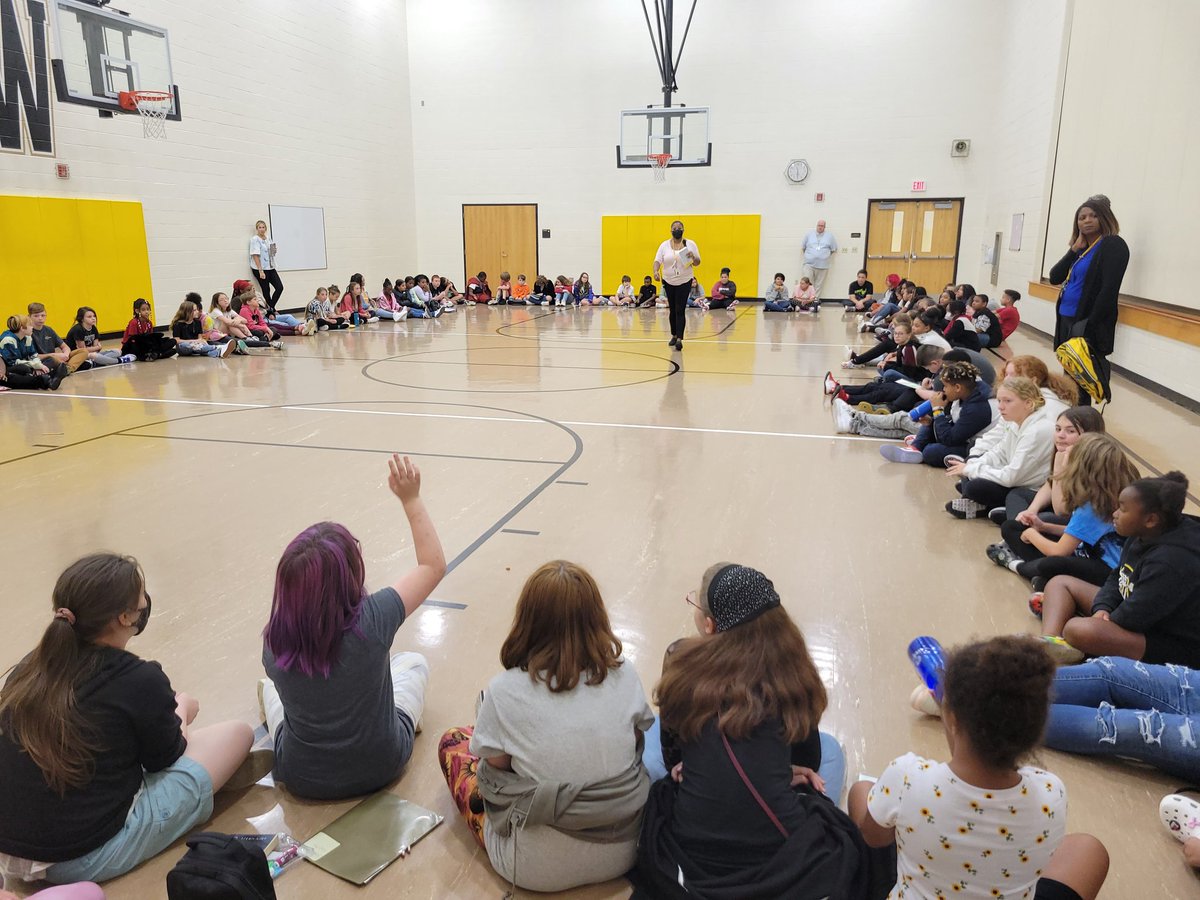 chasingstruggle's tweet photo. Students were engaged and asked questions at our Grade Level Class Meeting with our Principal to discuss expectations, rules, and procedures. #waytolead #classact #teamwork #LincolnPrideWCS @warrenschools https://t.co/bMMWoIMCT6