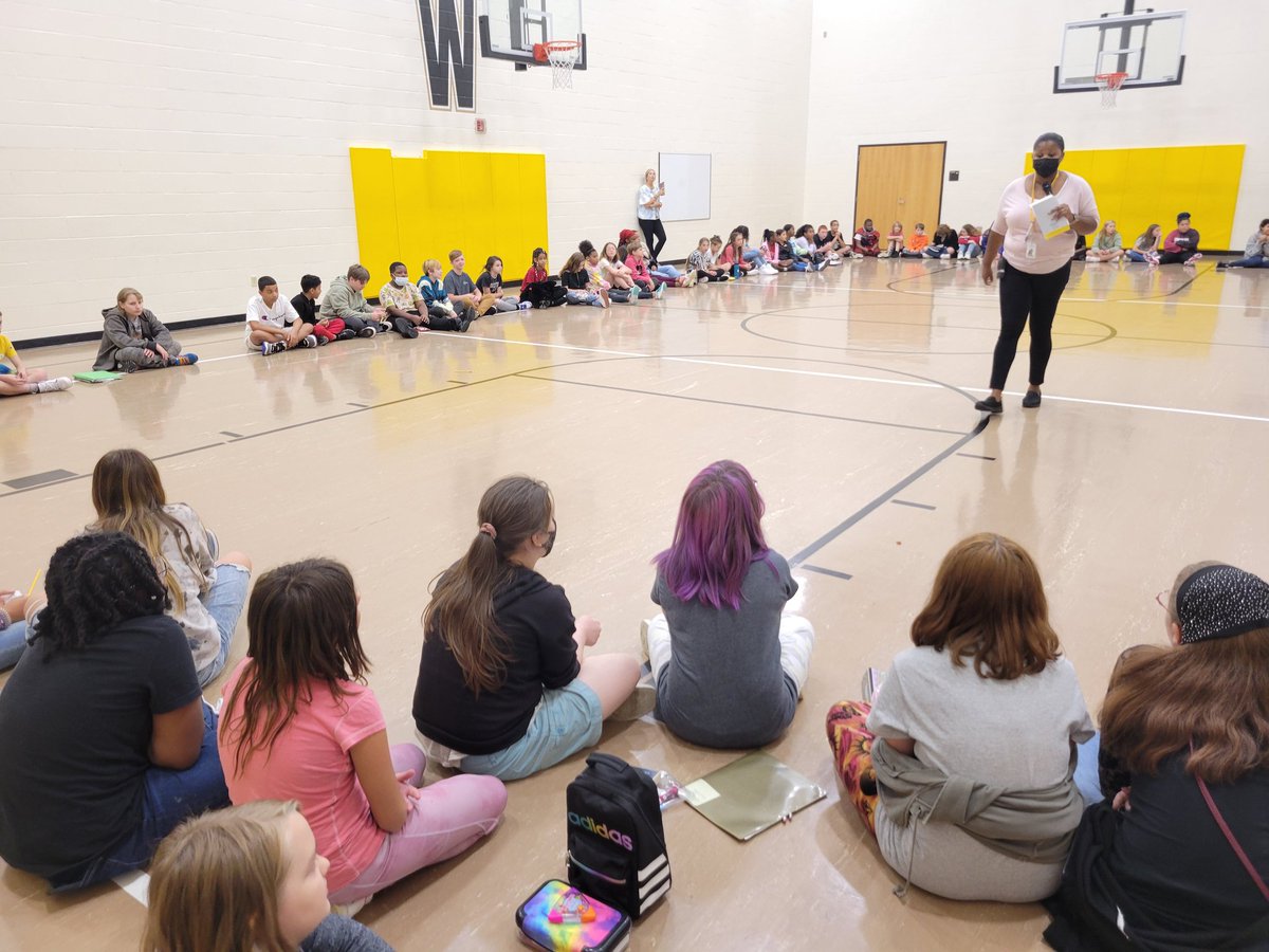 chasingstruggle's tweet photo. Students were engaged and asked questions at our Grade Level Class Meeting with our Principal to discuss expectations, rules, and procedures. #waytolead #classact #teamwork #LincolnPrideWCS @warrenschools https://t.co/bMMWoIMCT6