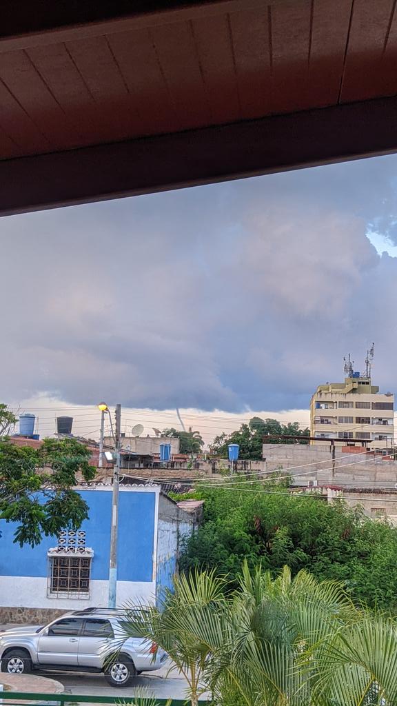maseijas_'s tweet photo. Tromba que se mantuvo por unos cuantos minutos, vista al este desde Pampatar @meteoesparta @Meteovargas @meteovenezuela https://t.co/HBPzOmVanf