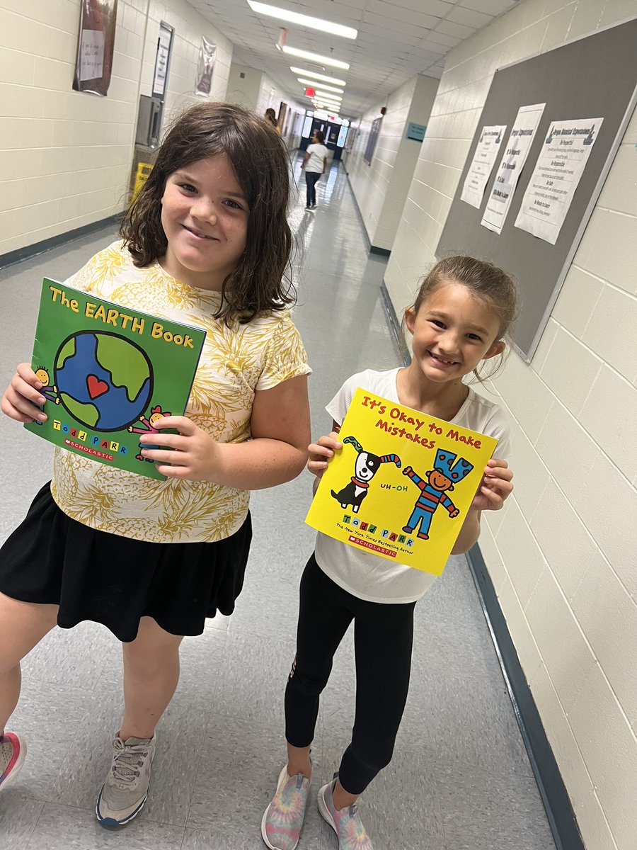 klowrey22's tweet photo. Three of our 🐉 chose to spend their Dragon Coins and Reading Counts points on being able to read aloud to our younger students. This ⬇️ right here 👏🏼 is what it is all about! @enck_tim @CalmDownCarlson @sdedragons @JilkaJane @hmconyers https://t.co/3SCRAGIn9k