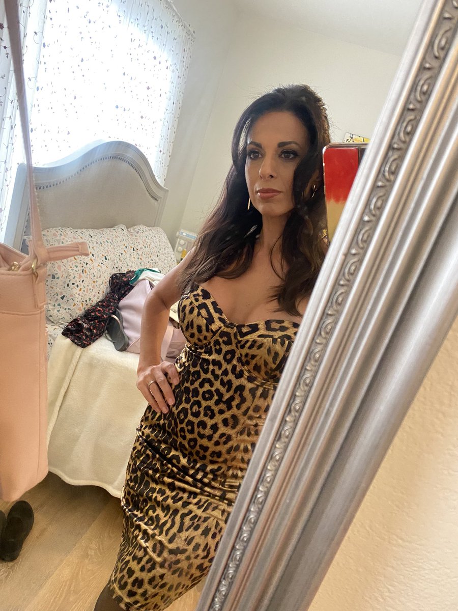 EvalongL's tweet photo. I’m a little upset that I didn’t get a pic with my scene partner for today’s shoot ☹️

—Can you guess who it was?
Company- @GF_Films 
—She’s blonde, fit, and the best Lesbian Performer in the biz…
Comment who you think it was ⬇️ https://t.co/EZ7gG1k4JG