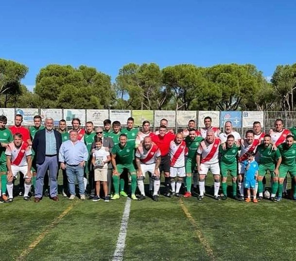 rvmveteranos's tweet photo. ⚽ Primer acto de la temporada en el cual disputamos un partido amistoso homenaje al que fuera Presidente de la @ADP1967.
🥅 El resultado, aunque no era lo mas importante, fue de 2-1 para los locales en un partido muy disputado.
#AVRV #RayismoSolidario #FutbolSolidario https://t.co/0BBhHy4FQ6