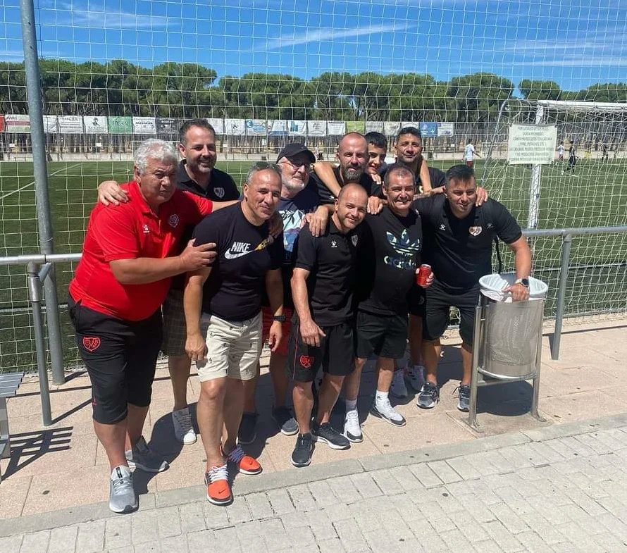 rvmveteranos's tweet photo. ⚽ Primer acto de la temporada en el cual disputamos un partido amistoso homenaje al que fuera Presidente de la @ADP1967.
🥅 El resultado, aunque no era lo mas importante, fue de 2-1 para los locales en un partido muy disputado.
#AVRV #RayismoSolidario #FutbolSolidario https://t.co/0BBhHy4FQ6