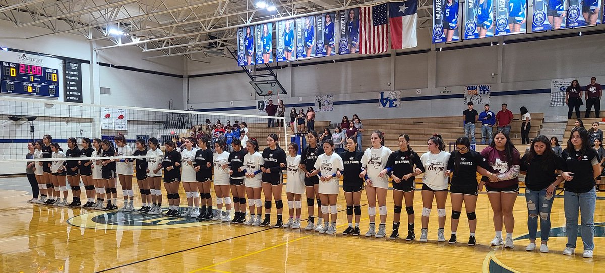 CoachMavErod's tweet photo. Winn @ Del Río
Both teams joined together for a moment of silence to honor the Uvalde victims. #UvaldeStrong https://t.co/aPdo1mlt6P
