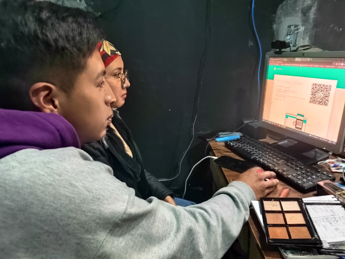 ComunitariasEC's tweet photo. En Radio Atuk fortaleciendo el tejido organizativo mediante la comunicación un orgullo el trabajo de la juventud en Atucucho @pabelml @EmilioUIO @AndreaEncaladaE @PaolaPabonC https://t.co/RBtUBI8NJh
