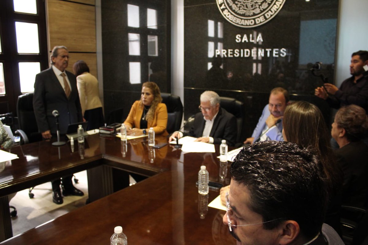 GabDurango's tweet photo. Este Gobierno ejecutó 4 mil 900 obras, con inversión de más de 21 mil 200 mdp; se realizaron mil 138 obras en infraestructura de: carreteras, caminos, puentes y vialidades con inversión de 13 mil 730 mdp, dijo el titular de @SECOPEdurango Ing. Rafael Sarmiento https://t.co/KHOuAg5k7o