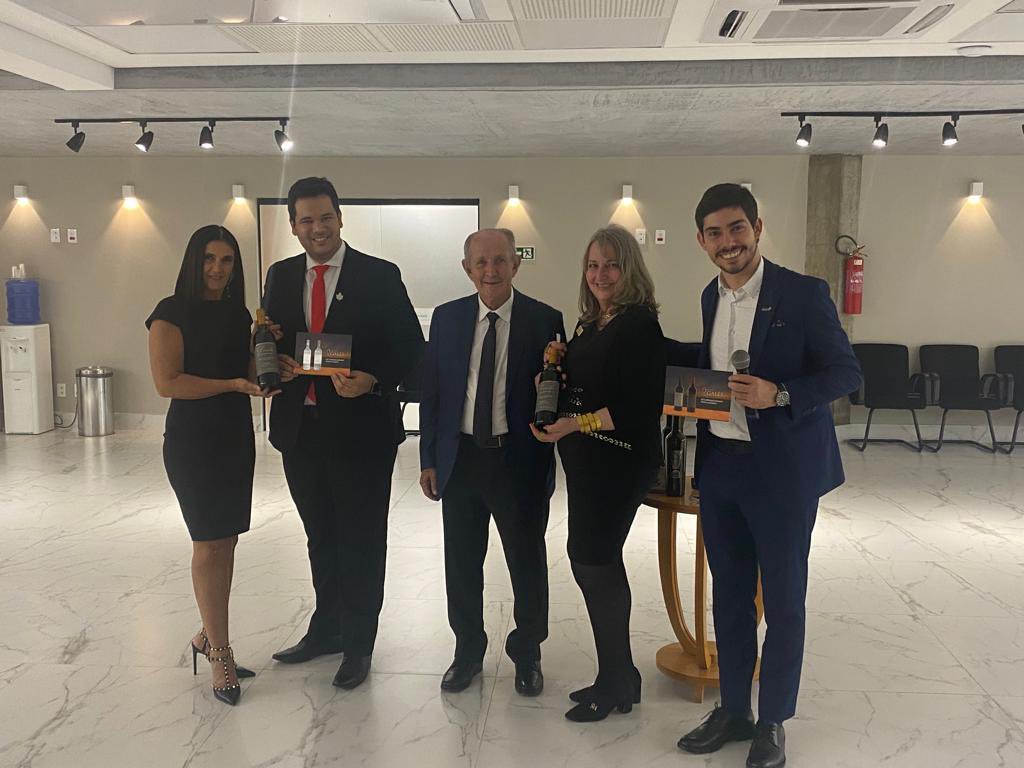 BergerBonny's tweet photo. Proud to facilitate discovery by Goias-based connoisseurs, including sommelier Arturo Belati, of spectacular #Canadianwine, #icewine and 🇨🇦n maple 🍁 delights in cooperation w/ @fecomerciogoias. Promoting the bounty of @niagarawines, &amp; delectable maple syrup, butter &amp; snacks. https://t.co/70N9qflvK7