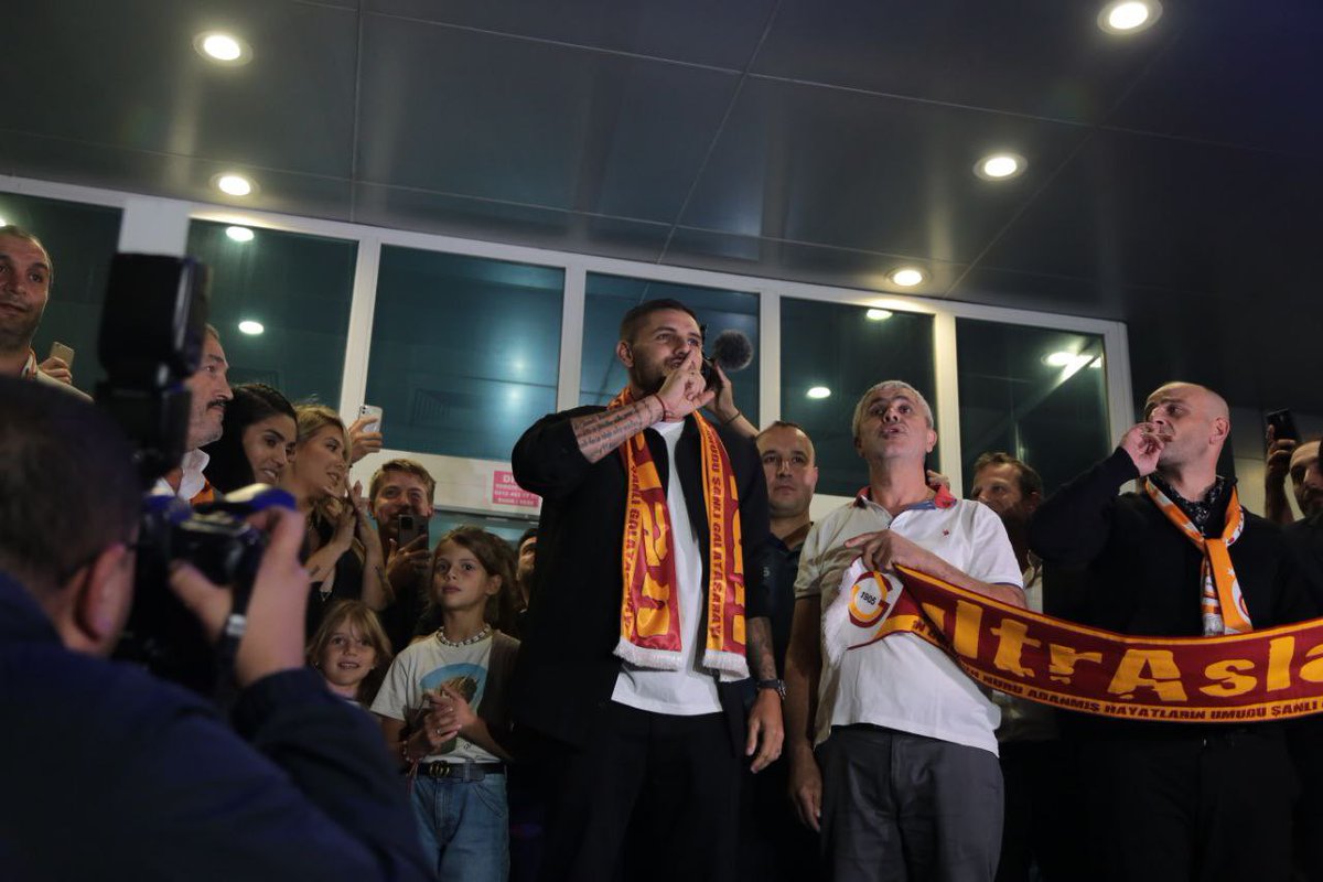 Yeni transferimiz Mauro Icardi’yi karşıladık.

Karşılamaya gelen tüm taraftarlarımızın ayağına, nefesine ve sesine sağlık.

Biz bir aileyiz, kenetlendikçe daha da büyüyen!

#ultrAslan